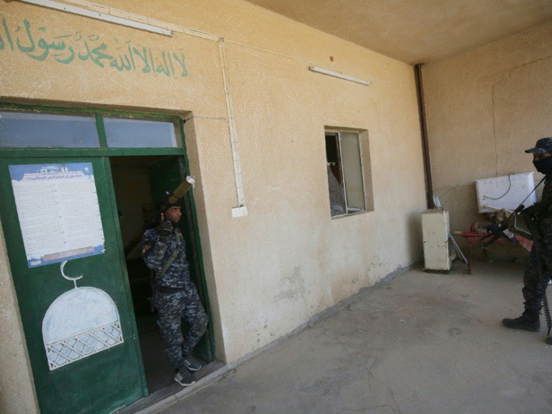 Des membres des forces irakiennes patrouillent dans le village de Ayn Nasir (sud de Mossoul), le 29 octobre 2016 - AHMAD AL-RUBAYE [AFP]