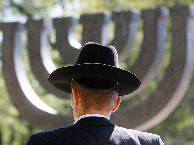 Un juif ukrainien lors d'une cérémonie à Babi Yar, à Kiev, en Ukraine, où 33.000 Juifs ont été tués par balles par les Nazis les 29 et 30 septembre 1941 - SERGEI SUPINSKY [AFP/Archives]