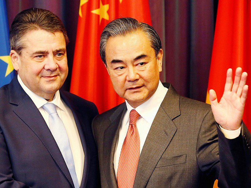 Le ministre chinois des Affaires étrangères Wang Yi (d) lors d'une rencontre avec son homologue allemand Sigmar Gabriel, avant le G20, le 16 février 2017 à Bonn - Michael Probst [POOL/AFP]