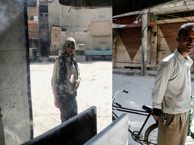 Syriens dans une rue de Douma dans la banlieue de Damas, le 6 mai 2017 - Sameer Al-Doumy [AFP]