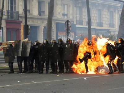Un policier prend feu après avoir reçu un projectile de manifestants à Paris le 1er mai 2017 - Zakaria ABDELKAFI [AFP/Archives]