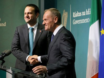 Donald Tusk (D) et Leo Varadkar à Dublin le 1er décembre 2017 - Paul FAITH [AFP]