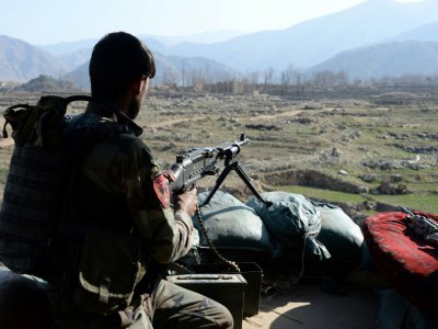 Un militaire afghan surveille des opérations contre l'Etat islamique dans le district d'Achin, province de Nangarhar, en Afghanistan le 3 janvier 2018 - NOORULLAH SHIRZADA [AFP/Archives]