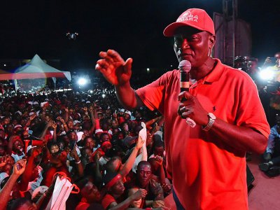 Samura Kamara, candidat du parti au pouvoir à la présidence du Sierra Leone, l'APC, en campagne électorale à Mekeni, le 5 mars 2018 - ISSOUF SANOGO [AFP/Archives]