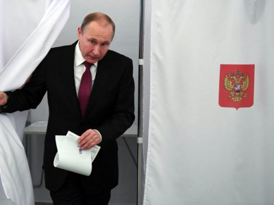 Vladimir Poutine sort de l'isoloir après avoir voté à Moscou, le 18 mars 2018 - Yuri KADOBNOV [POOL/AFP]