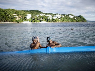 Installation de conduites provisoires pour les eaux usées, le 26 octobre 2018 sur l'île Boracay, aux Philippines - NOEL CELIS [AFP]