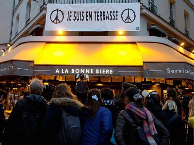 Une bannière "Je suis en Terrasse" flotte au dessus du bar "La bonne bière", le 4 décembre 2015 - KENZO TRIBOUILLARD [AFP/Archives]