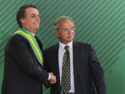L'économiste ultra-libéral Paulo Guedes, ici le 1er janvier 2019 avec Jair Bolsonaro, est chargé du portefeuille de l'Economie - Sergio LIMA [AFP]