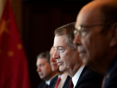 Le représentant au Commerce Robert Lighthizer conduit la délégation américaines aux côtés du ministre du Commerce Wilbur Ross (à droite) le 30 janvier 2019 à Washington - Jim WATSON [AFP]