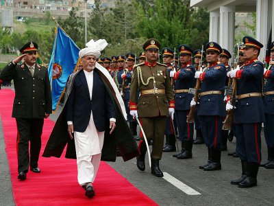 Le président afghan Ashraf Ghani passe en revue la garde d'honneur au premier jour de la loya jirga, le 29 avril 2019 à Kaboul - RAHMAT GUL [POOL/AFP]