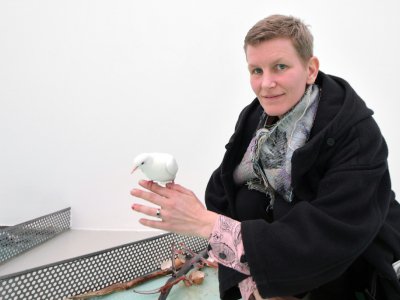 L'artiste française Laure Prouvost pose avec un oiseau pour la présentation de son oeuvre à la Biennale de Venise, le 7 mai 2019 - Tiziana FABI [AFP]