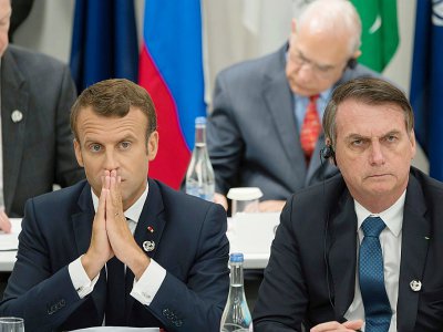 Les présidents français et brésilien Emmanuel Macron (g) et Jair Bolsonaro, le 28 juin 2019 au sommet du G20 à Osaka (Japon) - Jacques Witt [POOL/AFP/Archives]