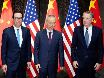 Le vice-Premier ministre chinois Liu He (c), le représentant américain au Commerce Robert Lighthizer (d et le secrétaire américain au Trésor Steven Mnuchin, le 30 juillet 2019 à Shanghai - Ng Han Guan [POOL/AFP/Archives]