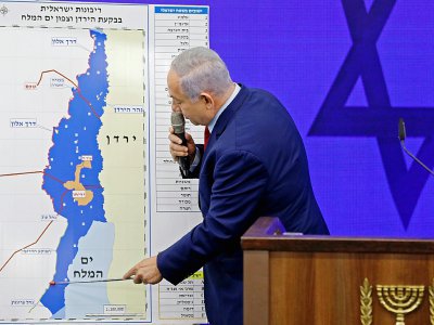 Le Premier ministre israélien Benjamin Netanyahu montre sur une carte la Vallée du Jourdain, lors d'une conférence de presse à Ramat Gan, près de Tel-Aviv, le 10 septembre 2019 - Menahem KAHANA [AFP]