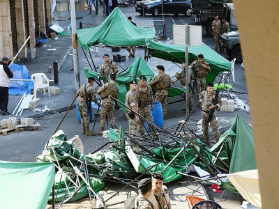 Des soldats libanais dégagent une route jusque-là bloquée par des manifestants, le 30 octobre 2019 dans la banlieue de Beyrouth - Anwar AMRO [AFP]