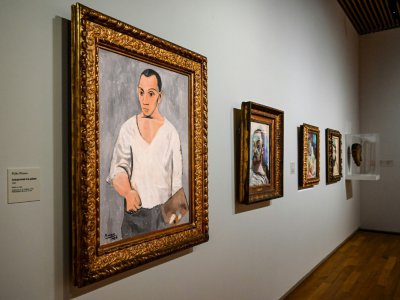 Un autoportrait de Pablo Picasso, au premier plan, au musée départemental Matisse du Cateau-Cambrésis, le 8 novembre 2019 - DENIS CHARLET [AFP]