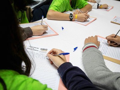 Des enfants français font une dictée, en octobre 2019 - Thomas SAMSON [AFP/Archives]