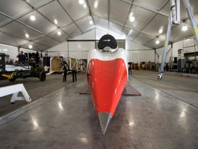 Le bolide baptisé "Bloodhound" dans un hangar à Hakskeenpan dans la province Cap du Nord, en Afrique du Sud, le 14 novembre 2019 - RODGER BOSCH [AFP]