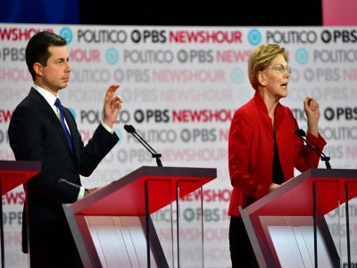 Pete Buttigieg (G) et Elizabeth Warren le 19 décembre 2019 à Los Angeles - Frederic J. Brown [AFP]