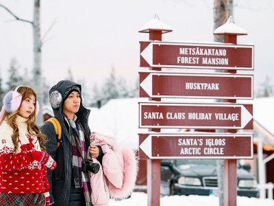 Des touristes se promènent dans le village du père Noël, près de Rovaniemi, en Laponie finlandaise, le 2 décembre 2019. - Jonathan NACKSTRAND [AFP]