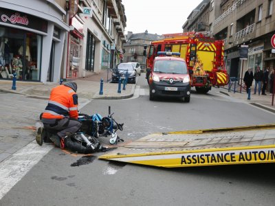 Le plateau d'un dépanneur a évacué les véhicules aux tôles tordues.